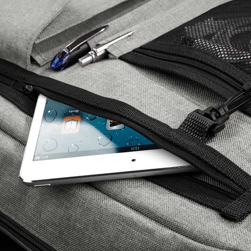 Detailansicht documentbag details der kleinen Taschen und dem Reisverschluss