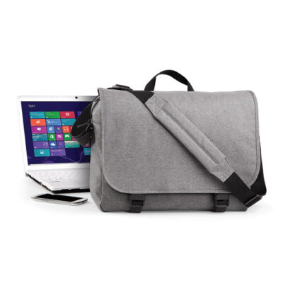 Two Tone Digital Messenger Bag von BagBase BG218 aus dem hellgrauen melierten Polyester zum Bedrucken als Werbetasche bei taschenprint