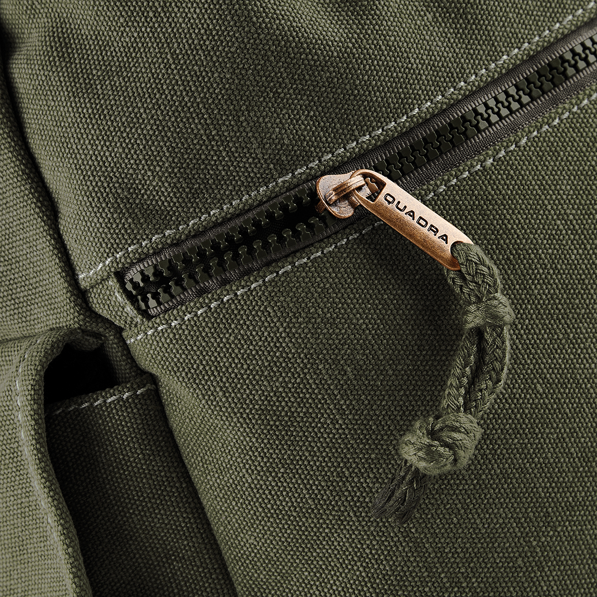QD612 Vintage Canvas Backpack bedrucken – Detailansicht Außentasche mit Reißverschluss in Vintage Military Green