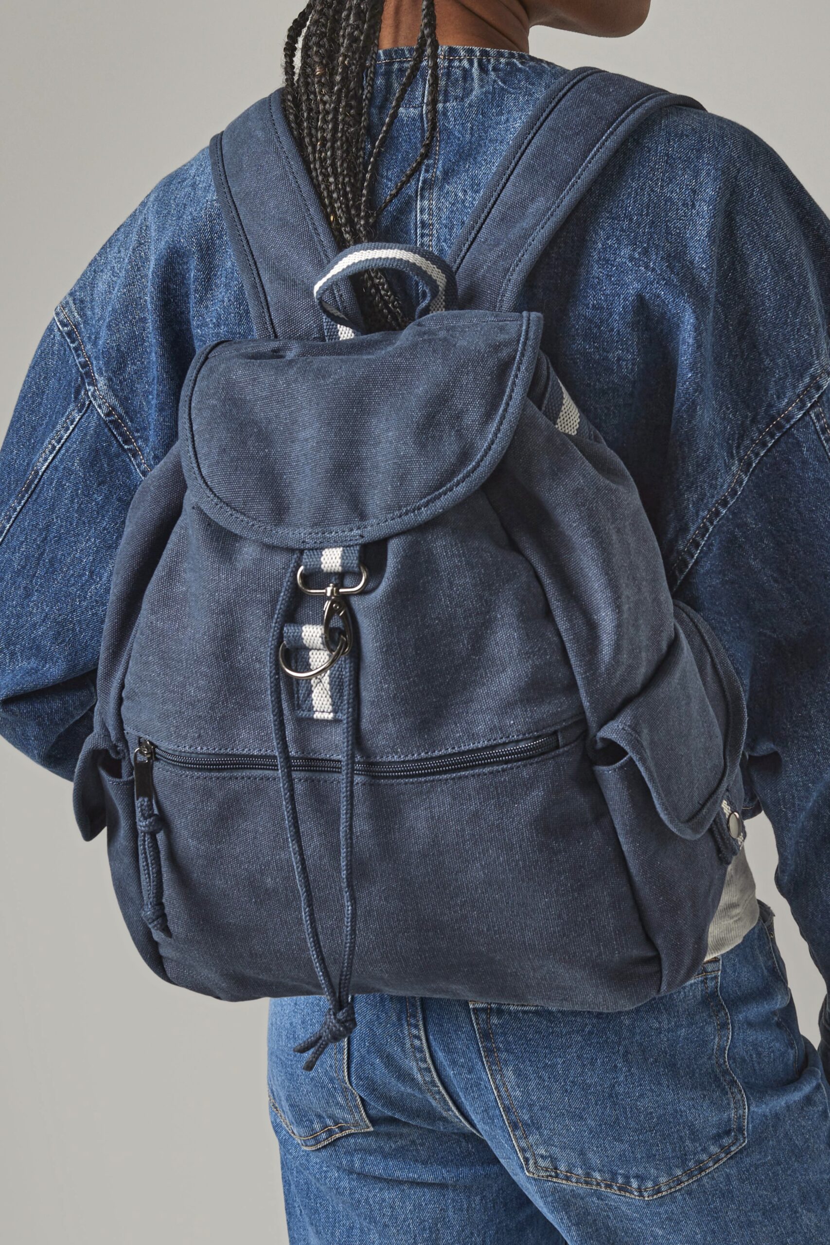 QD612 Vintage Canvas Backpack bedrucken – Lifestyle-Ansicht in Vintage Oxford-Navy