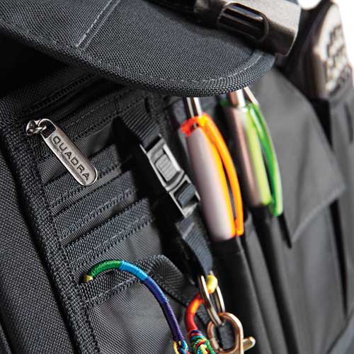 Die Dokumententasche Portfolio Briefcase, eine Businesstasche mit vielen Organizerfächern und Halterungen für Stifte. Vorn und hinten mit zusätzlichen Fächer mit Reißverschluss. Abnehmbarer, verstellbarer Schultergurt mit Karabinerhaken aus Metall. Tragegriff und Schultergurt sind gepolstert. In der Breite erweiterbar duch zusätzlichen Reißverschluss