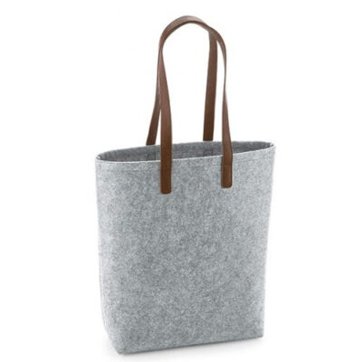 Premium Felt Bag Filztasche von BagBase iaus dem hellgrauen Filz in melierter Optik mit braunen Griffen aus PU-Leder als Werbeartikel