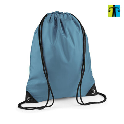Premium Turnbeutel BagBase in der Farbe Ocean Blue mit schwarzen Kordeln und Metalösen aufrecht stehend bedrucken bei taschenprint
