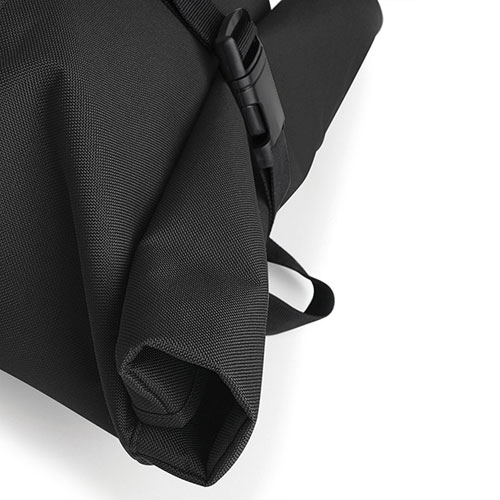 Detailansicht Roll-Top Backpack BG855, eingerollter Rollverschluss mit Schnallen