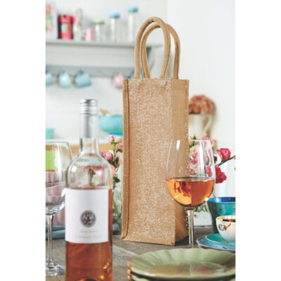 Jutetasche Shimmer Bottle Bag aus Jute mit Glanzpartikeln als Geschenktasche Weihnachtstasche freundlich angerichtet mit einer Falsche Wein und einem Glas Wein