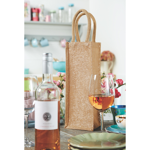 Jutetasche Shimmer Bottle Bag aus Jute mit Glanzpartikeln als Geschenktasche Weihnachtstasche freundlich angerichtet mit einer Falsche Wein und einem Glas Wein