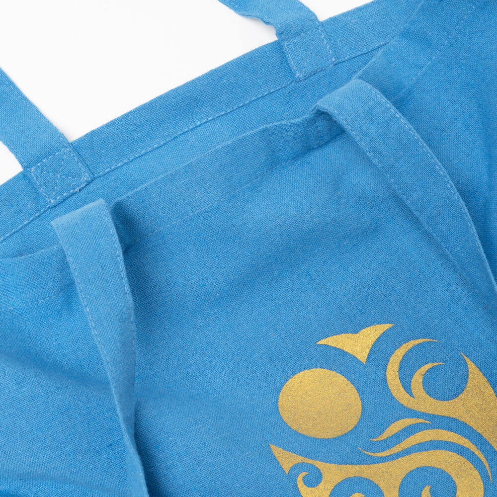 Recycling Baumwolltasche Libelle Premium in blau Detailansicht mit goldenem Logo nachhaltige und wiederverwendbare Tasche zum Bedrucken bei taschenprint