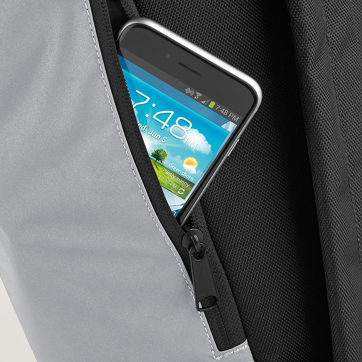 Rucksack Reflective Roll-Top BG138 bedrucken – Detailansicht Seitentasche in Silber