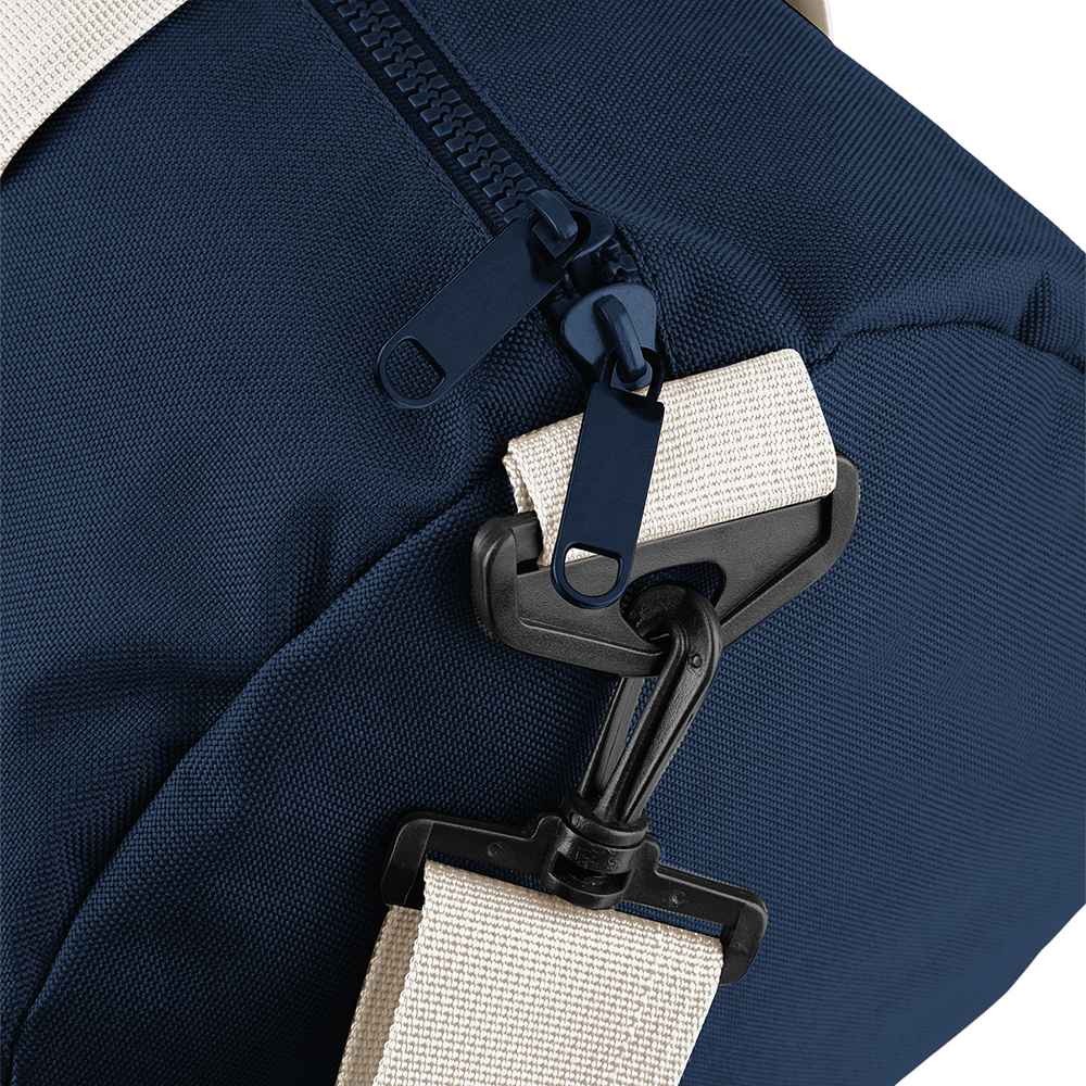 BG140S Mini Barrel Bag bedrucken – Detailansicht abnehmbarer Schultergurt in Navy