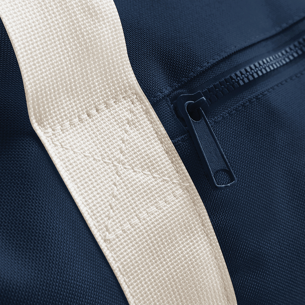 BG140S Mini Barrel Bag bedrucken – Detailansicht kreuzstichvernähte Henkel in Navy