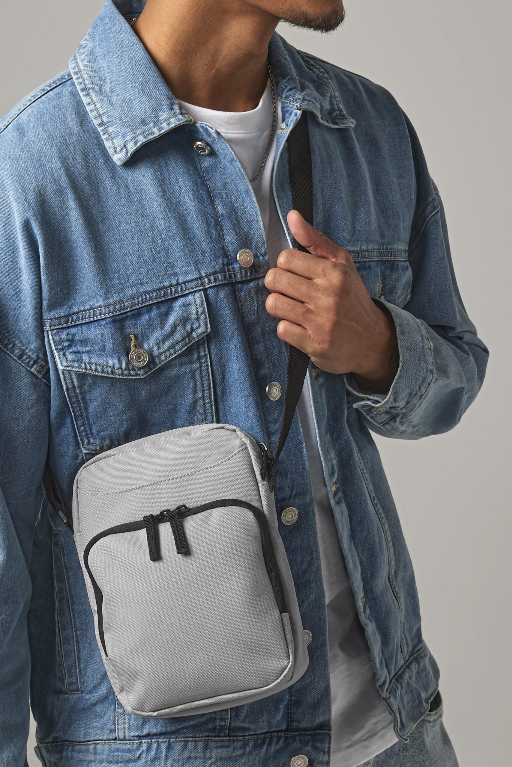 BG30 Cross Body Bag bedrucken – Lifestyle-Ansicht in Grau