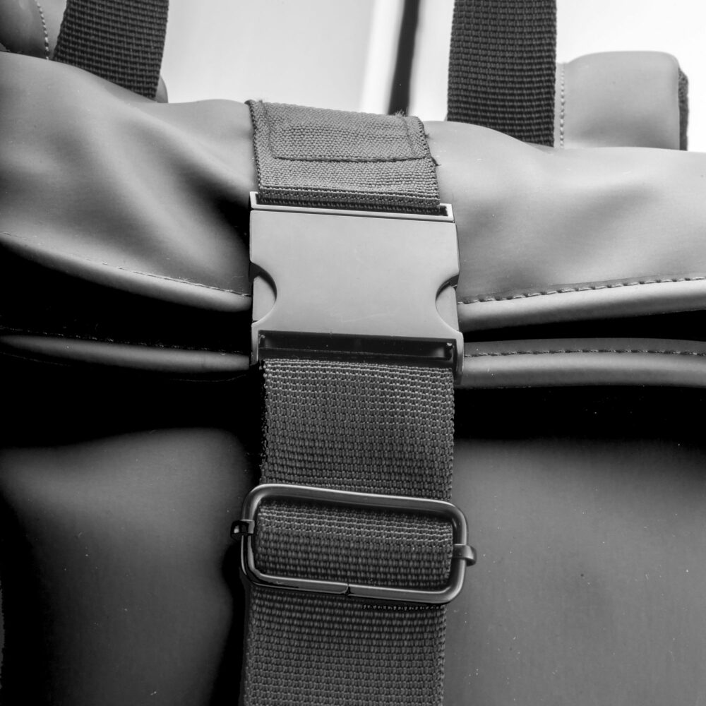 Roll-Top Rucksack Dorno bedrucken – Detailansicht Roll-Top-Verschluss in Schwarz