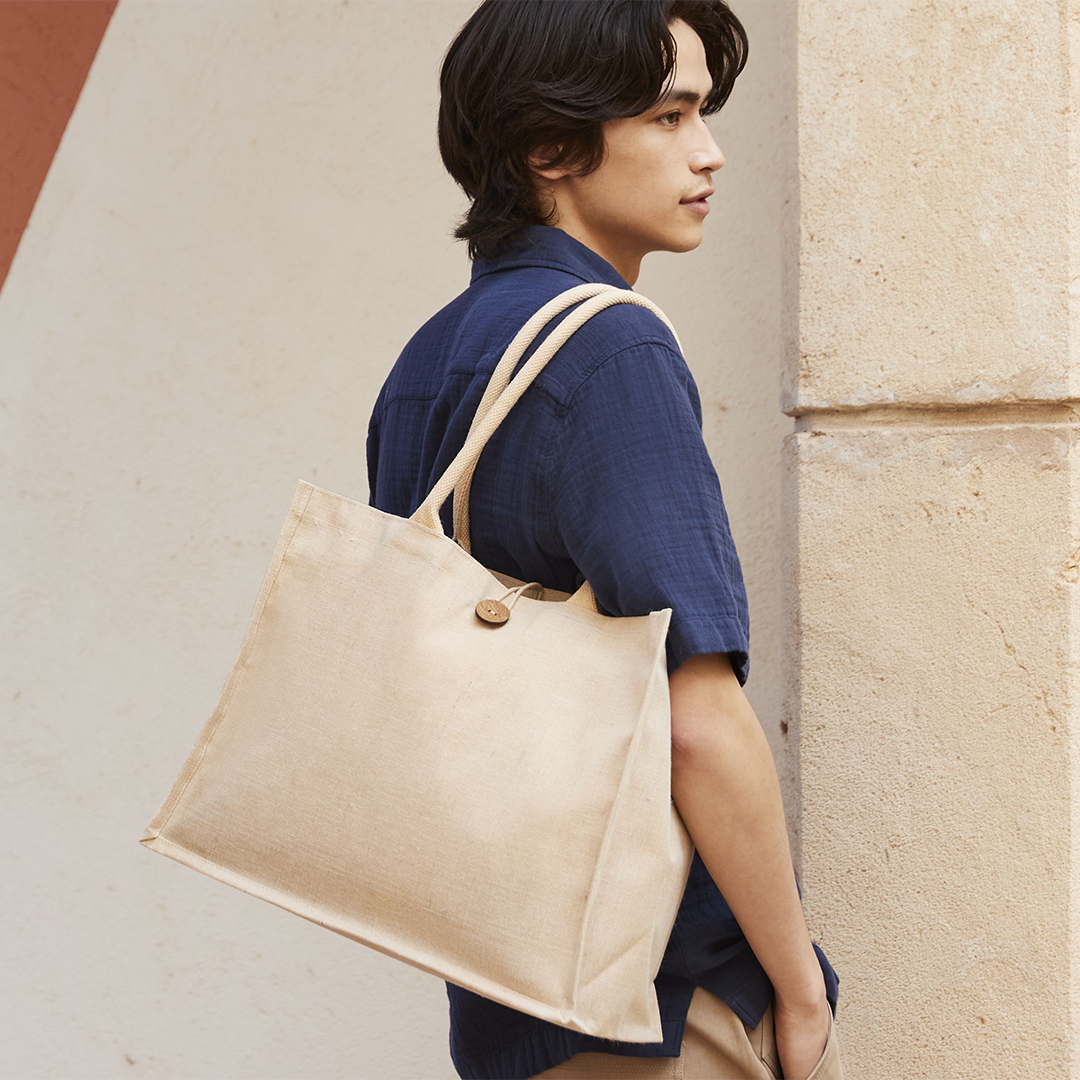 Juco Shopper W447 Einkaufstasche Westford Mill in der Farbe natur mit Knopf Lifestyle Bild