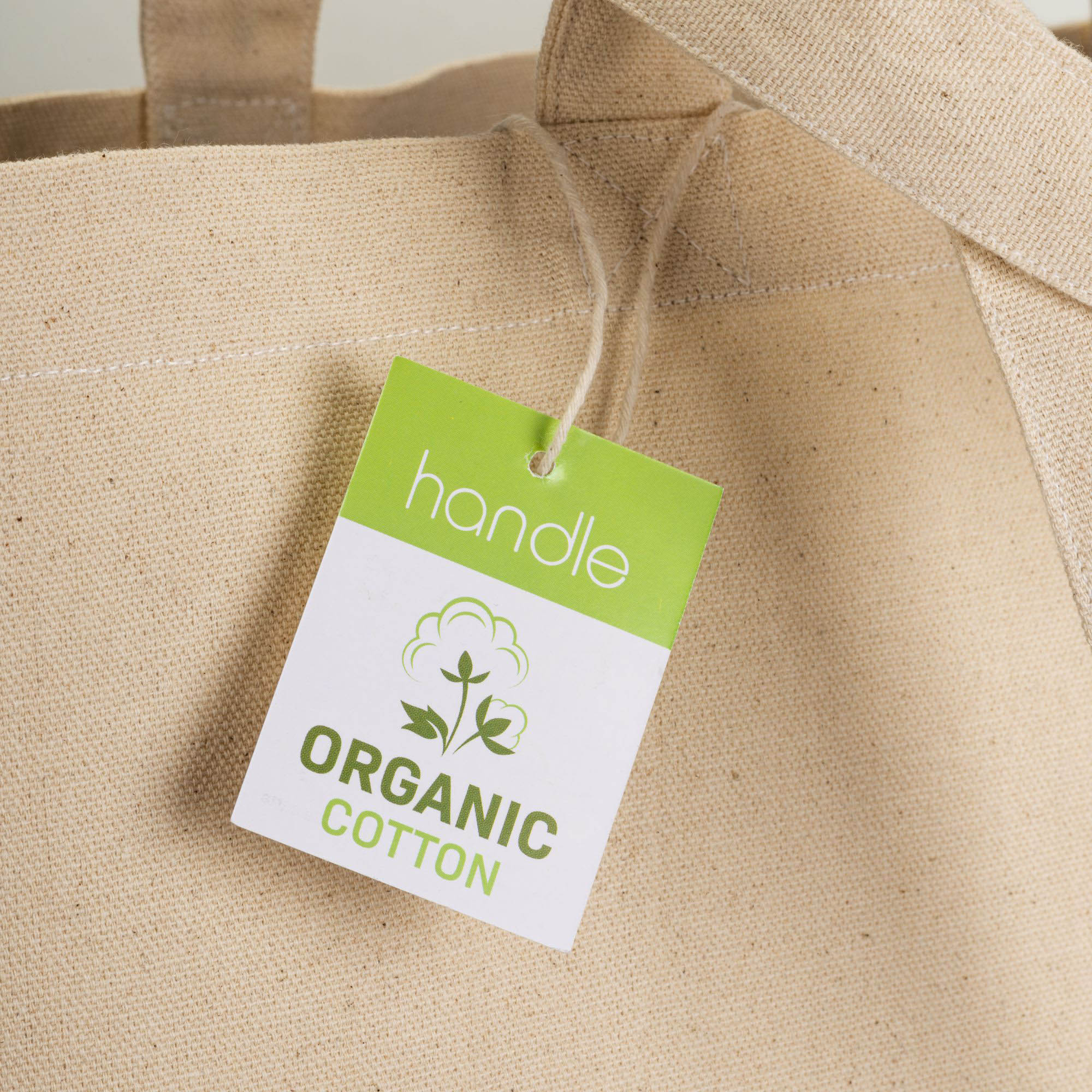 Kartonlabel mit Markennamen und Aufschrift Organic Cotton auf dem großen Shopper Cluny aus Bio-Baumwolle