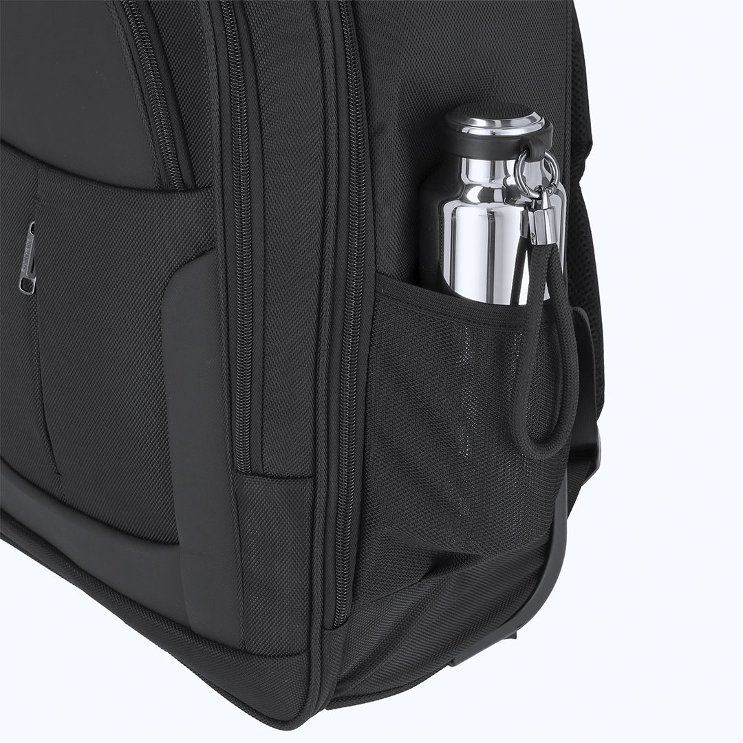 Business Trolley Rucksack Mirel bedrucken – Detailansicht Flaschentasche in Schwarz