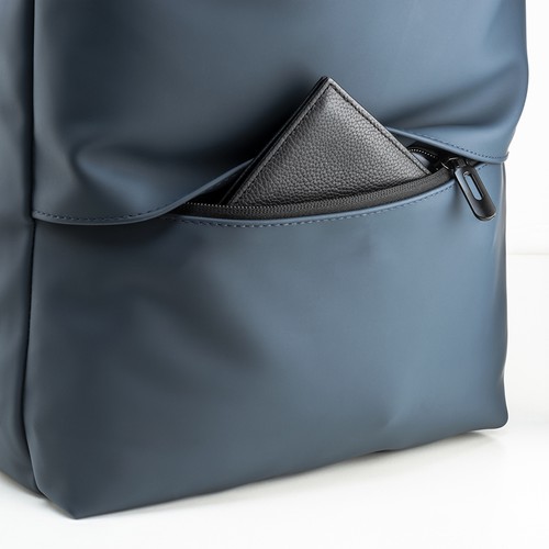 Reiserucksack Journey PU wasserbeständig bedrucken – Detailansicht Außentasche in Blau