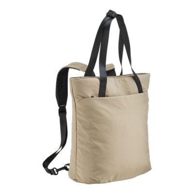 Rucksacktasche Vetra Laptoptasche bedrucken – als Handtasche getragen in Beige